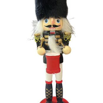 Ushtar prej druri e zezë “Nutcracket” me një shkop në dorë. 22.5 cm