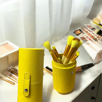 Set me furça make up-i në kuti lëkure