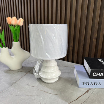 Llambë tavoline me bazë qeramike dhe abazhur të bardhë