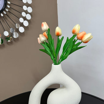 Vazo qeramike e bardhë, formë organike