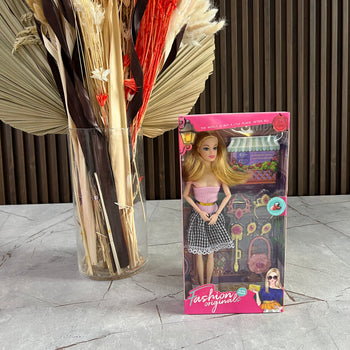 Vajza me aksesoret e saj Fashion originals