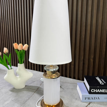 Llambë tavoline me bazë xhami formë cilindrike të brinjëzuar dhe abazhur konik tekstili