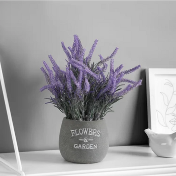 Mini vazo ngjyrë gri me lule lavender artificiale “Flowers and Garden”