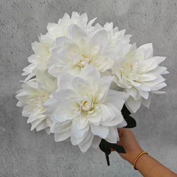 Buqetë me lule dahlia artificiale të bardha