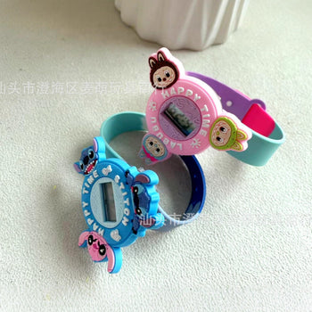 Orë me ekran dixhital për fëmijë me shkrim "Happy Time"  me Labubu ose Stitch