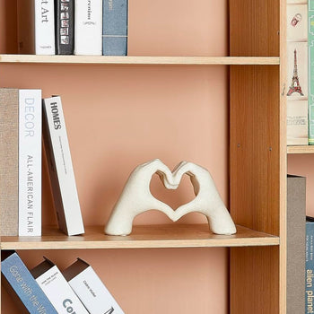 Statujë në formë zemre e krijuar me duar