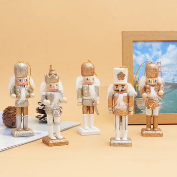 Ushtar prej druri gold me shkëlqim, me shkop në dorë 22 cm