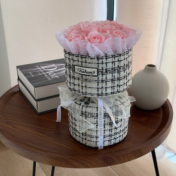 Tufë e madhe trëndafilash me kuti transparente