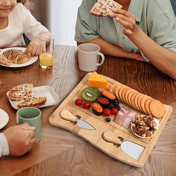 Tabaka druri për servirje antipastash me dy thika për prerjen e djathit