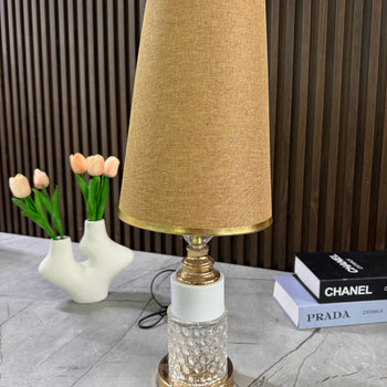 Llambë tavoline me bazë xhami dhe metalike formë cilindrike dhe abazhur konik tekstili