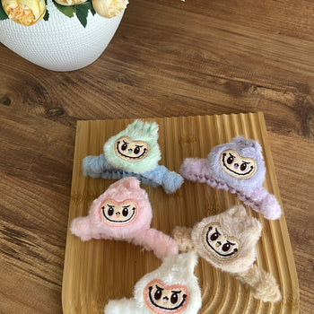 Kapëse Flokësh Prej Pellushi Me “Labubu”