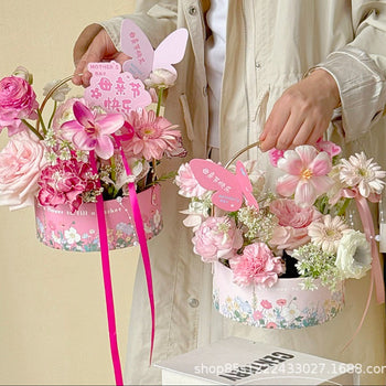 Shportë kartoni me lule të pikturuara me dorezë gold