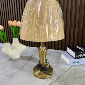 Llambë tavoline me bazë metalike formë konike dhe abazhur konik tekstili