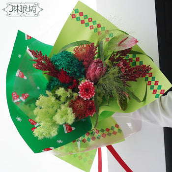 Letër paketimi festive jeshile me motive dimërore, kapuçë, doreza dhe borëbardha