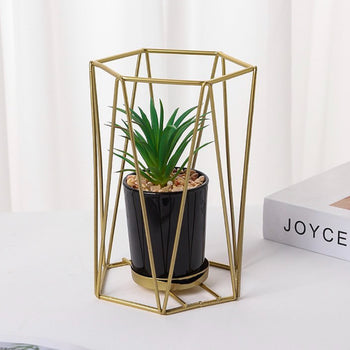 Strukturë metalike gold e vogël në formë cilindrike