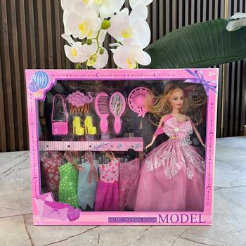 Model, vajza me garderoben dhe aksesoret e saj