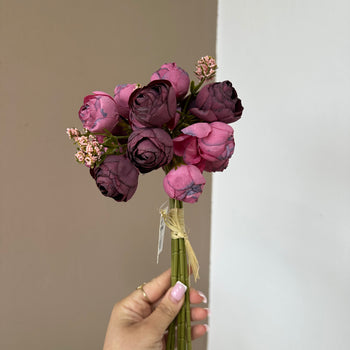 Buqetë lulesh artificiale në disa modele