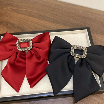 Fjongo flokësh me gurë në mes, e shkurtër