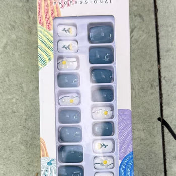 Thonj fallco në ngjyrë blu të errët dhe të bardhë me lule