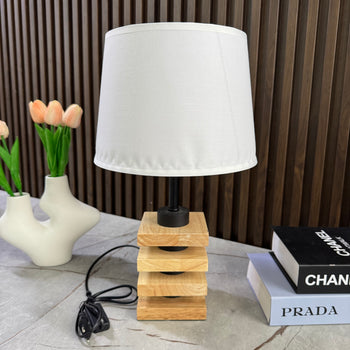 Llambë tavoline me bazë druri dhe abazhur të bardhë