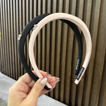 Rreth flokësh sateni me detaj fjongoje