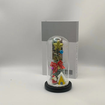 Kupolë qelqi me pemën e Krishtlindjeve dhe shtëpi e babagjysh