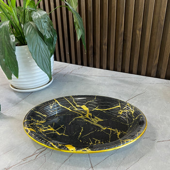 Tabaka servirjeje rrethore me efekt mermeri, në ngjyrë të zezë me detaje gold