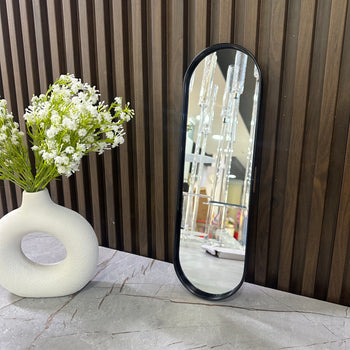 Pasqyrë dekorative tavoline me formë ovale dhe korrniza të zeza