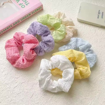 Scrunchie flokësh në ngjyra pastel, material i butë dhe elastik