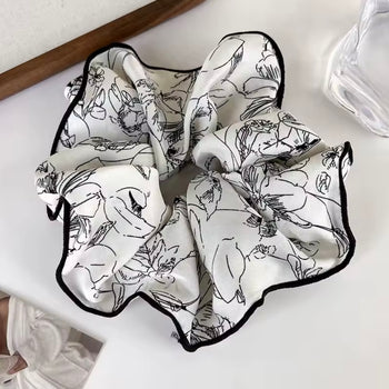 Scrunchie organza me motive lulesh dhe kontur të thjeshtë