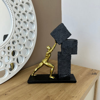 Figurinë dekorative me statujë abstrakte dhe libra