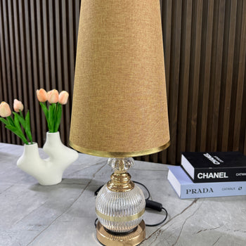 Llambë tavoline me bazë xhami formë sferike dhe abazhur konik tekstili