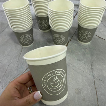 Gota kartoni pijesh gri me ikonë kafesh