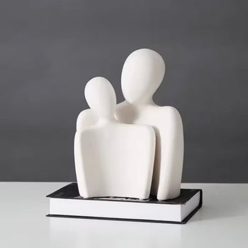 Skulpturë qeramike që vizualizon një çift të përqafuar, e bardhë, H18cm/ H22cm
