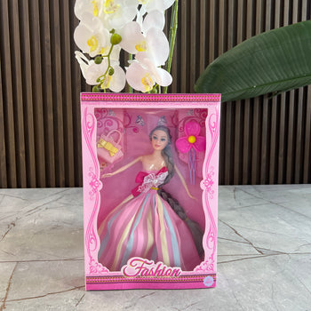 Fashion, vajza me fustan nate gala