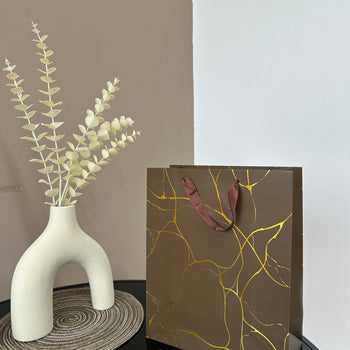 Cantë dhurate me dizajn modern dhe detaje ari, me doreza sateni