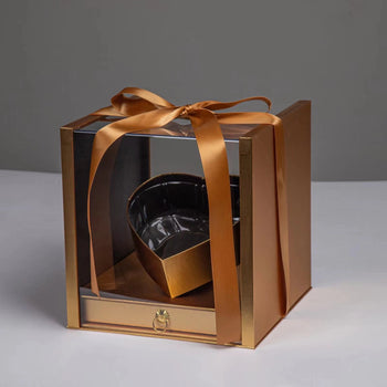 Kuti dhuratash në formë zemre me bazë dhe fjongo, për kompozime lulesh