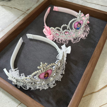 Kurorë flokësh princeshe me shkëlqim dhe detaje personazhi