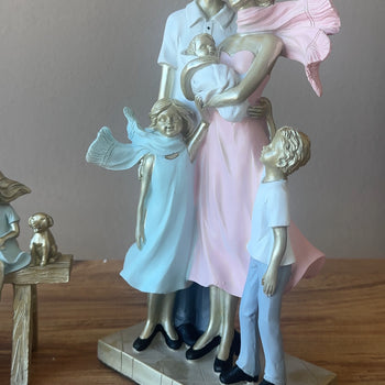 Statujë me çift, fëmijë dhe bebe