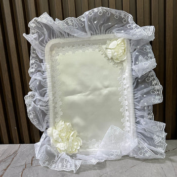 Tabaka dekorative katrore me dantellë dhe lule të bardha