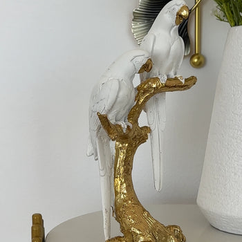 Statujë me papagaj të bardhë dhe trung druri gold