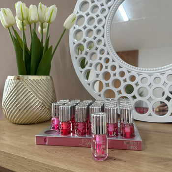 Lip oil për buzë në nuanca të ndryshme