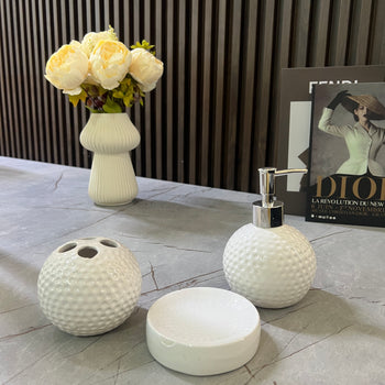 Set aksesorësh tualeti në ngjyrë të bardhë me teksturë me pika