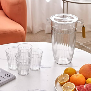 Set me kanë uji dhe 4 gota plastike me dizenjo vijash