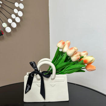 Vazo qeramike e bardhë në formë cante dhe fjongo të zezë