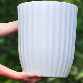 Vazo plastike rrethore me gëdhendje vertikale