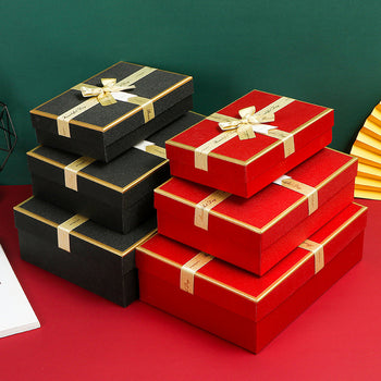 Set me 3 kuti dhuratash me fjongo, shkrim dhe etiketë