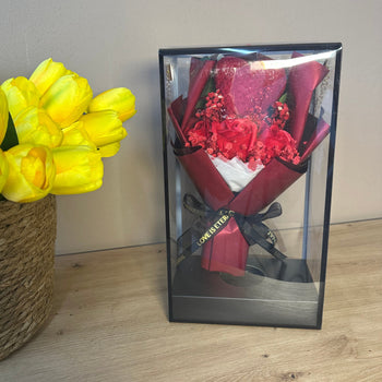 Cantë paketimi trasparente me buqetë me Arush dhe trëndafila