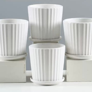 Vazo qeramike e bardhë me reliev linear