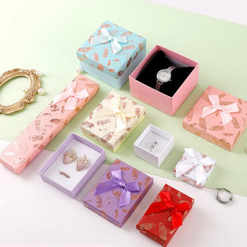 Kuti për bizhuteri me dizenjo puplash